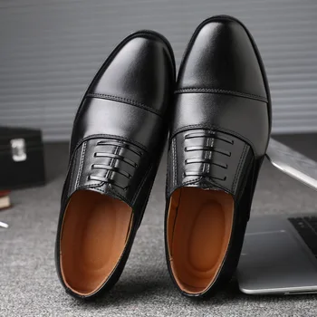 Új hivatalos három közös bőr cipő férfi lábára vonatkozik, üzleti bőr cipő, alkalmi cipő, három hegyes lélegző csipke